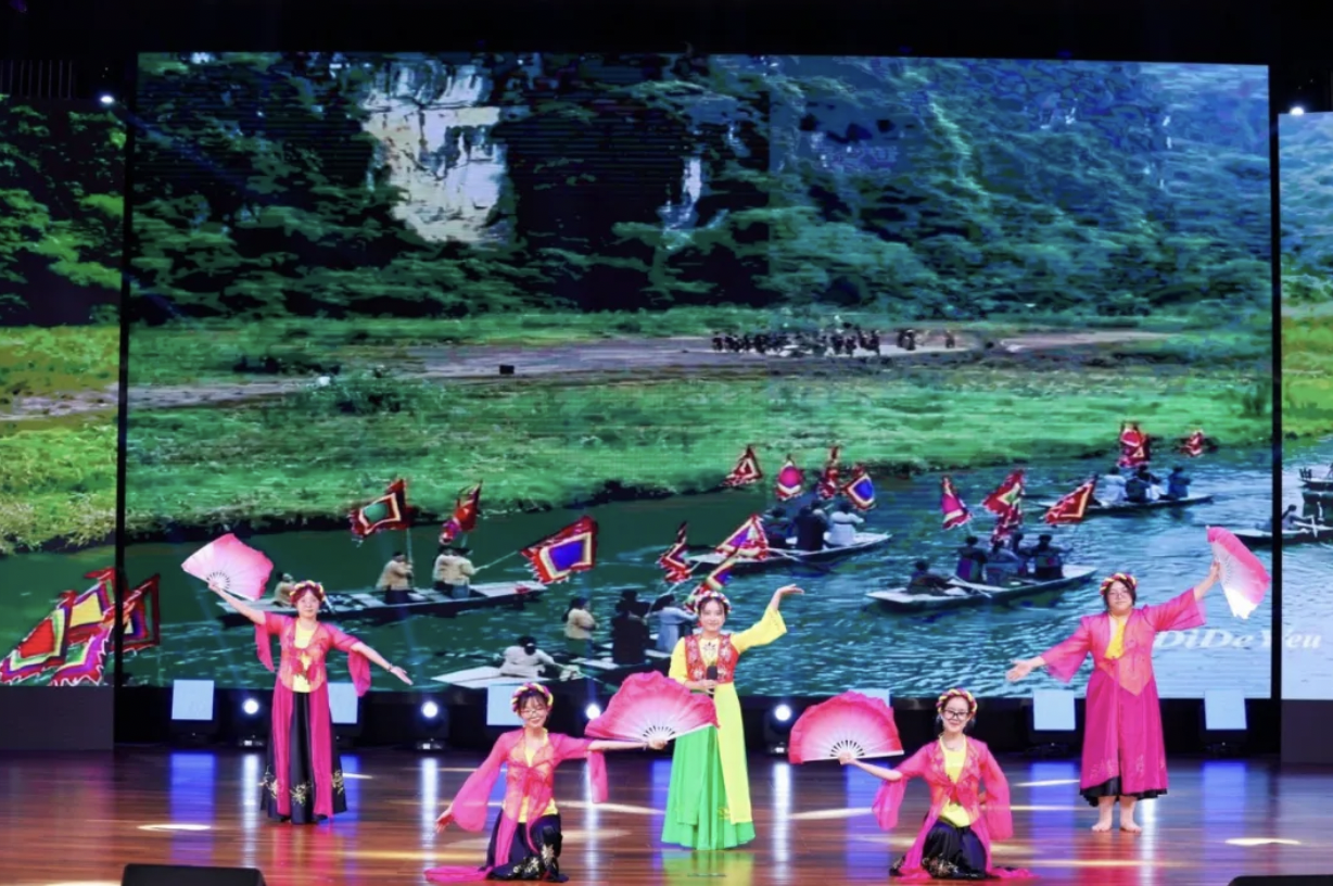 越南青年代表表演节目《山林二小姐》。
