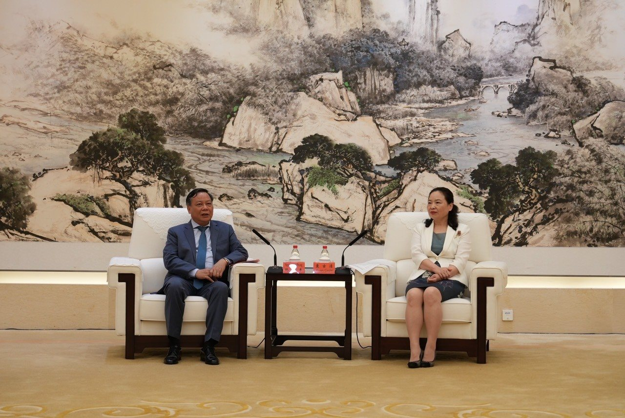 阮文峰会见了广东省委常委、政法委书记袁古洁。