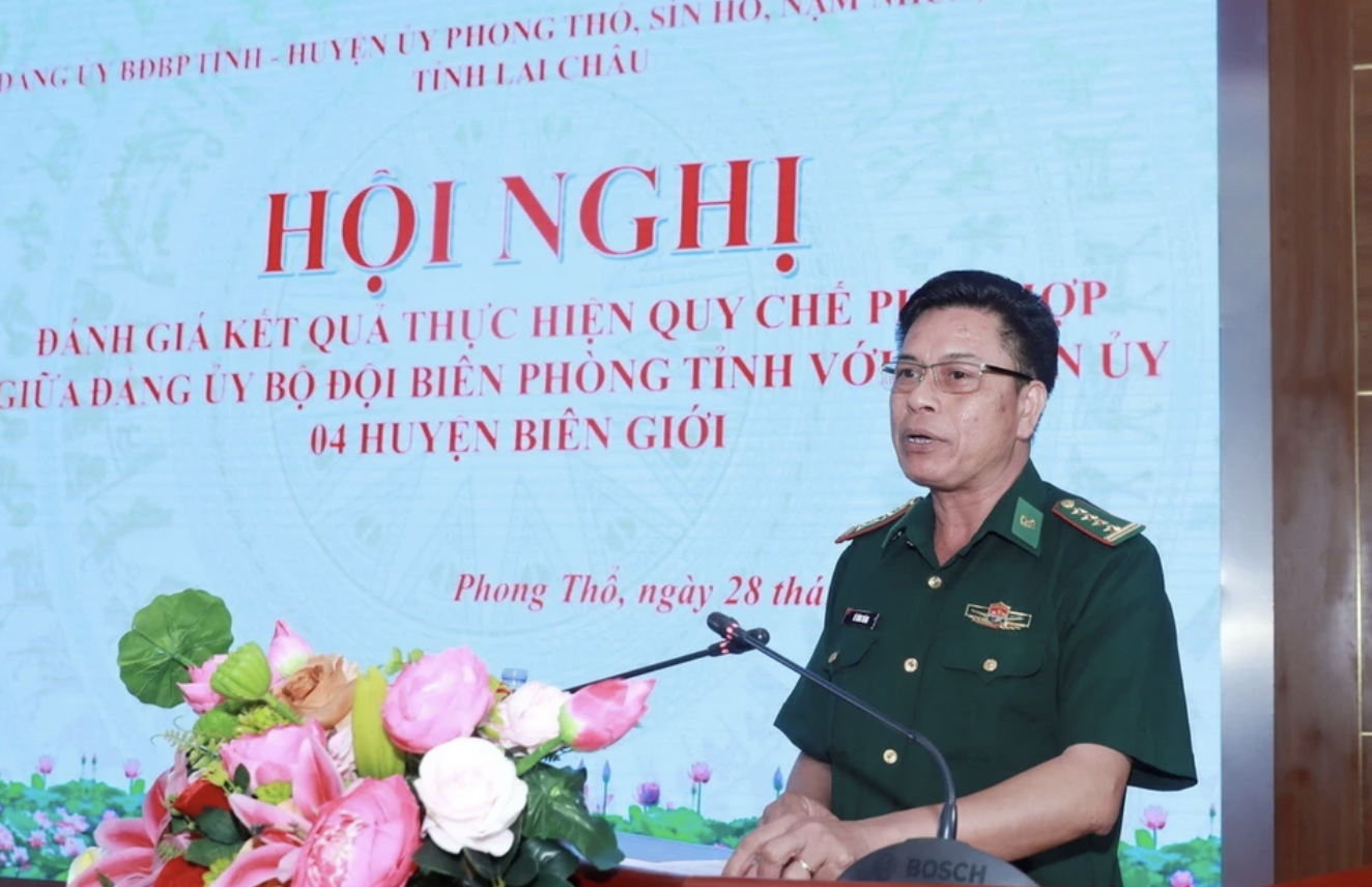 莱州省边防部队副政委黎公成大校发表讲话。