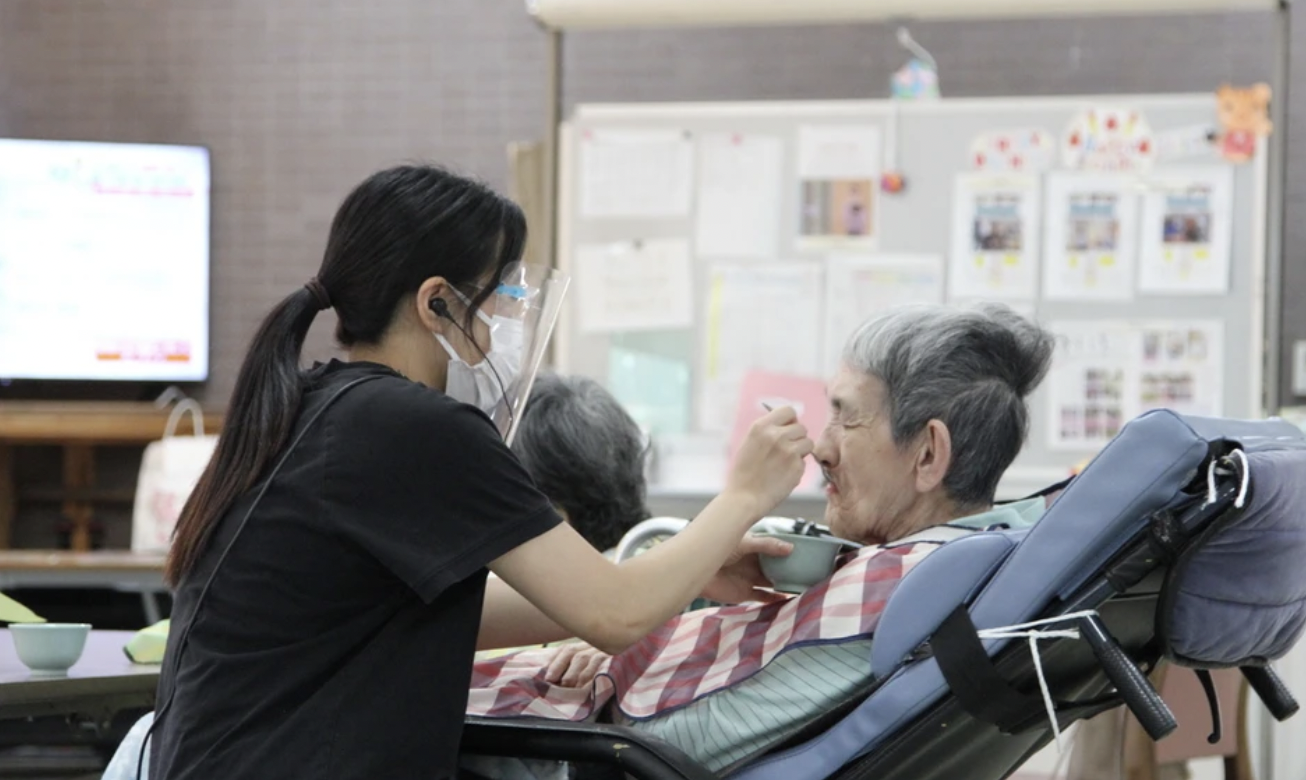 越南护士在埼玉县一福利院照顾老人。