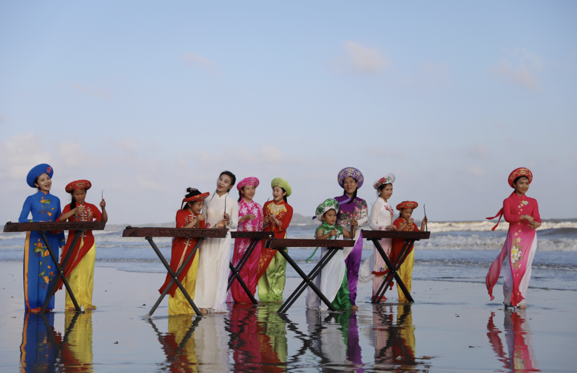 奥黛也是三岛越南妇女的传统服装。