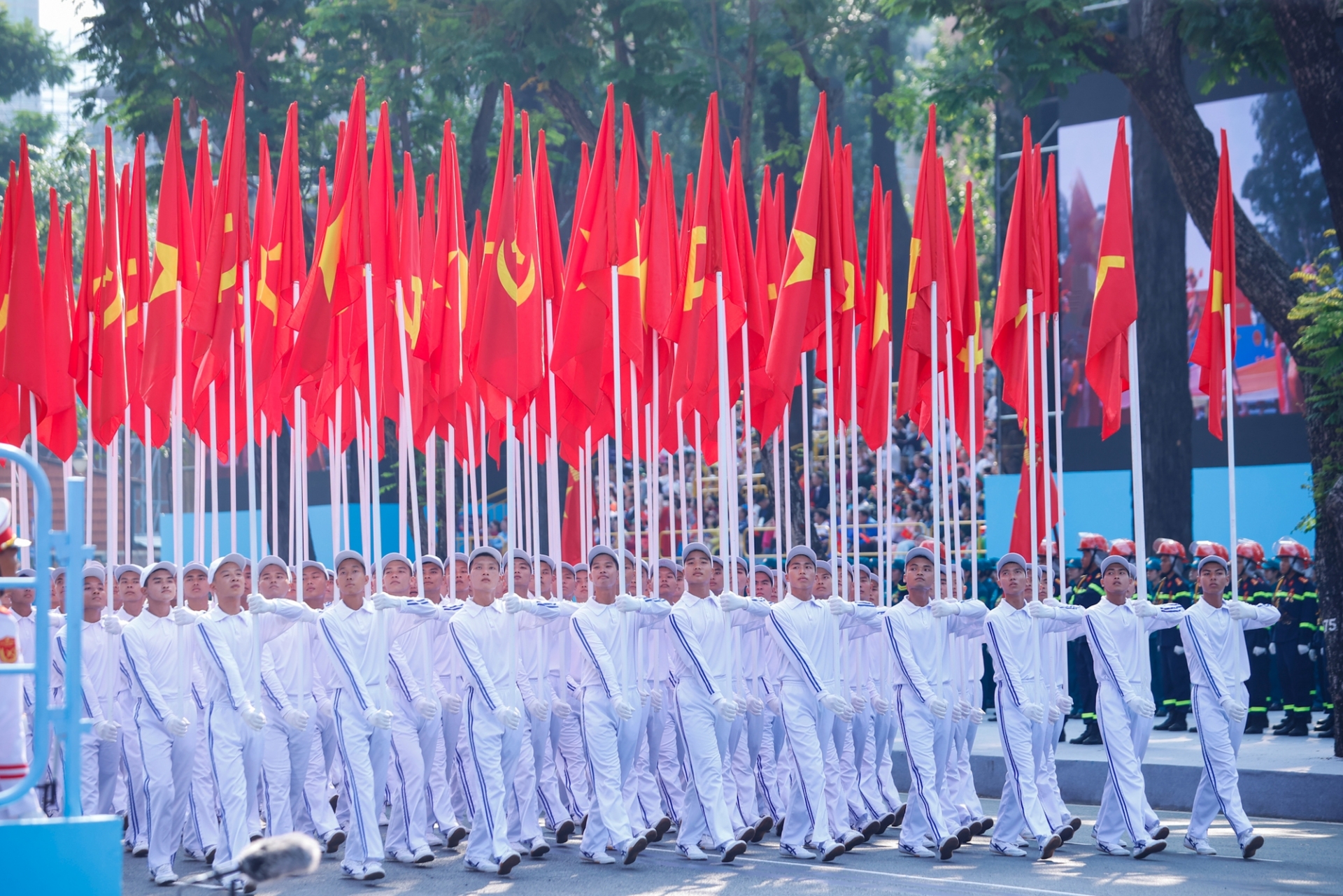 纪念南方解放、国家统一50周年庆典暨阅兵和群众游行上的国旗党旗方阵。