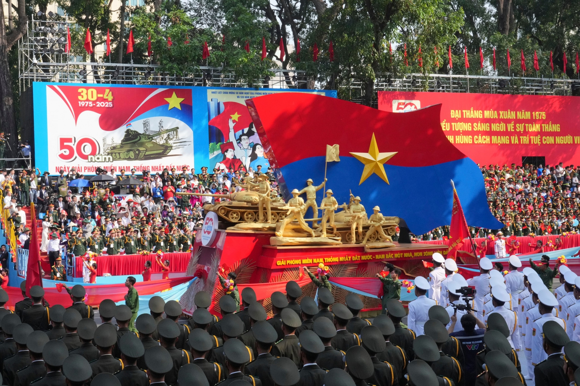 纪念越南南方解放、国家统一50周年庆典阅兵场景。