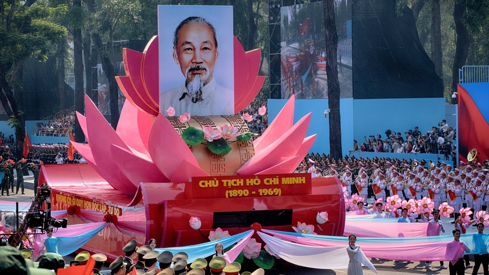 海外侨胞共庆统一50周年