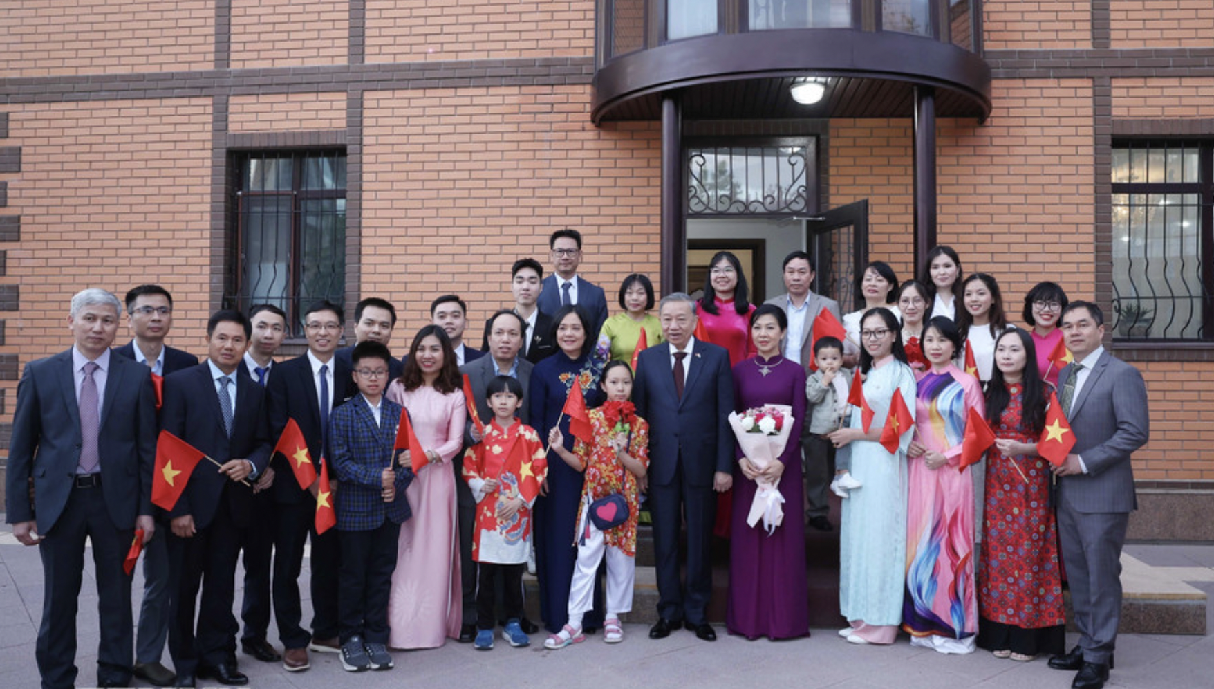 越共中央总书记苏林与夫人同越南驻哈萨克斯坦大使馆干部和工作人员合影。