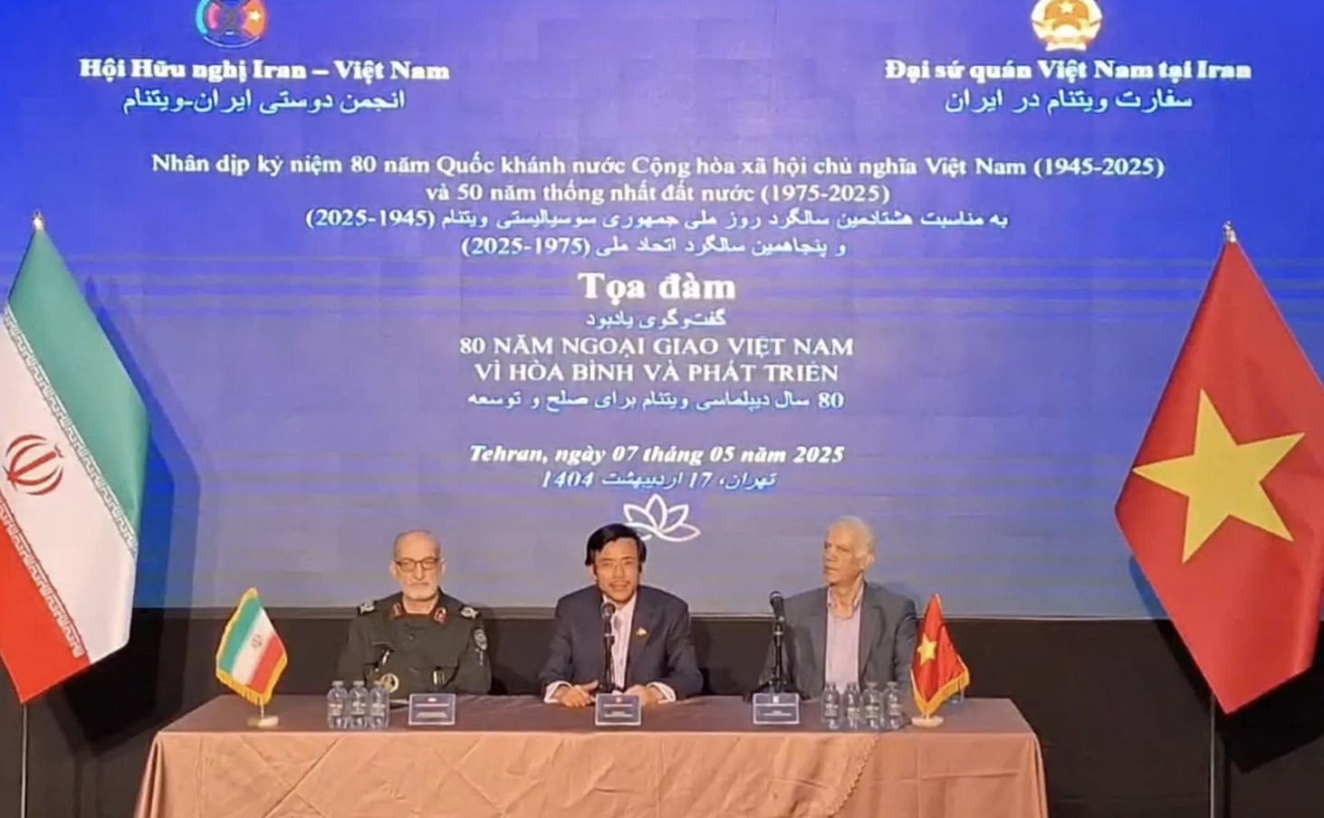 越南驻伊朗大使阮良玉和伊朗代表主持座谈会。