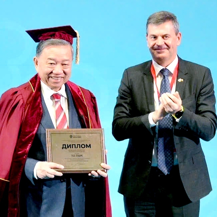 俄罗斯总统国民经济与公共管理学院院长阿列克谢·科米萨罗夫（Alexey Gennadievich Komissarov）向苏林总书记授予“名誉教授”的称号。