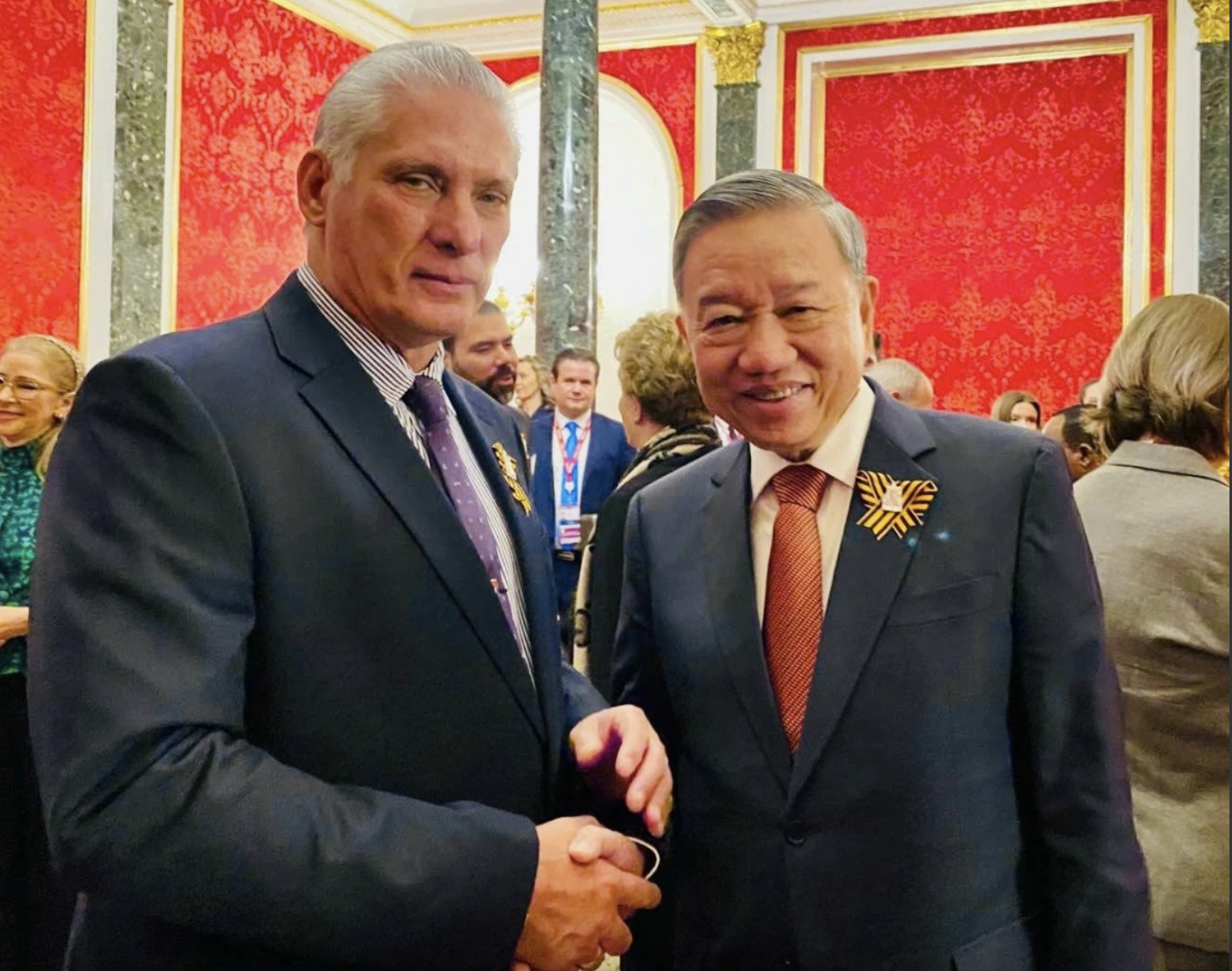 苏林与古巴共产党第一书记、古巴国家主席米格尔·迪亚斯-卡内尔会晤。