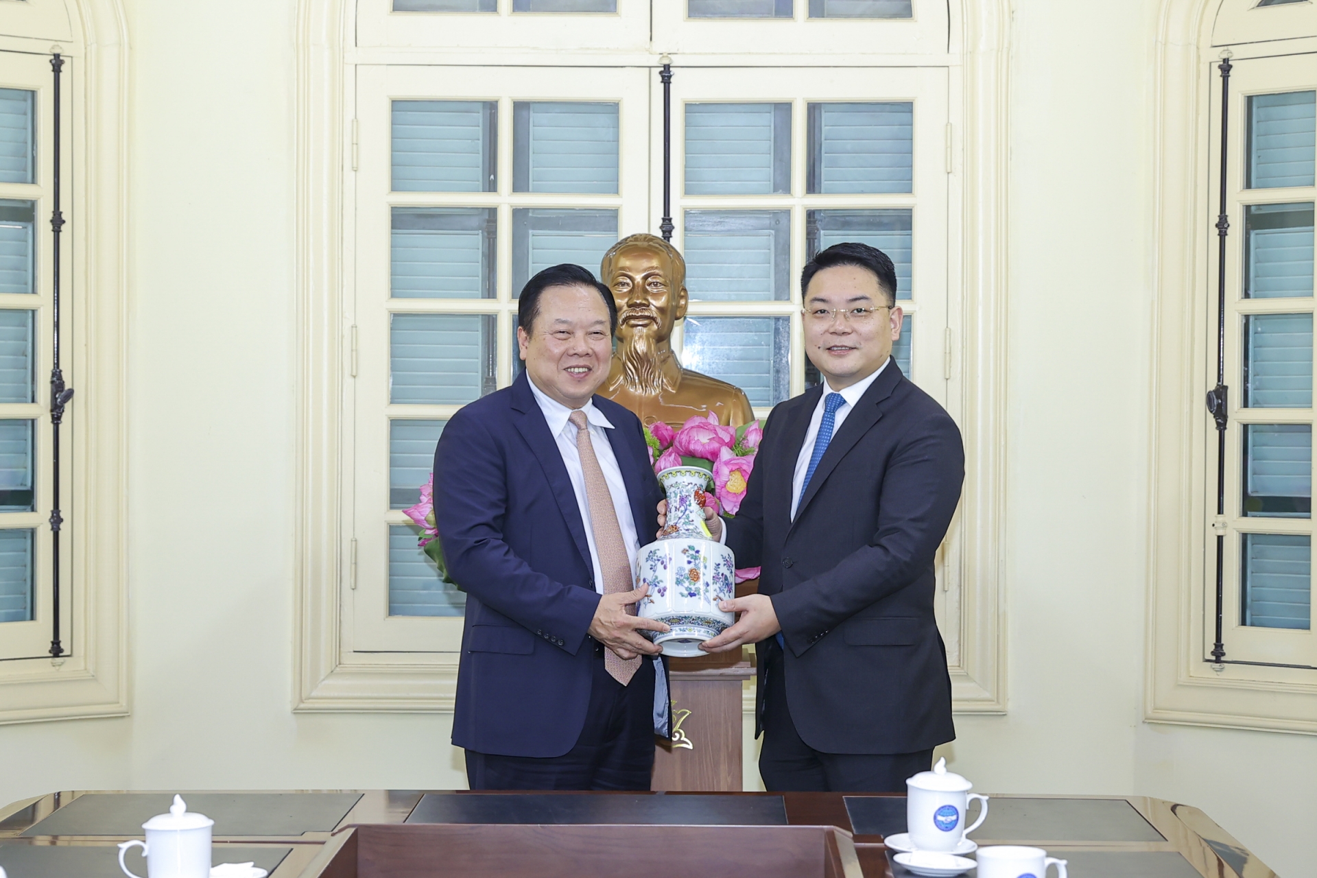 华为集团副董事长Terry He向阮黄英主席送纪念品