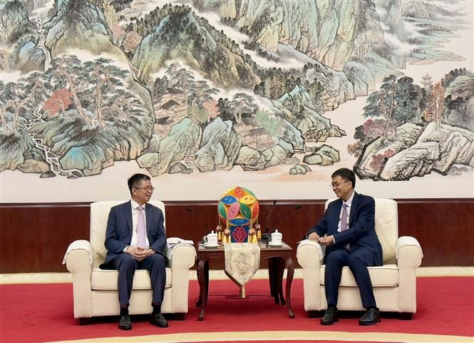 越南驻华大使范青平访问中国广西壮族自治区，并会见中共中央委员、广西壮族自治区党委书记陈刚。