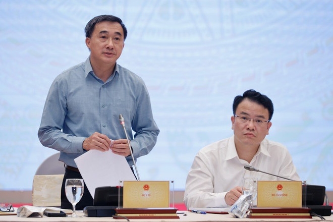 越南卫生部副部长陈文舜在5月6日举行的政府例行记者会上就全民免费医疗发表讲话。