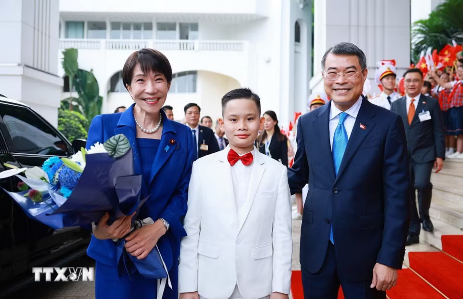 首都少年儿童代表向高市早苗首相赠送了鲜花。图自越通社
