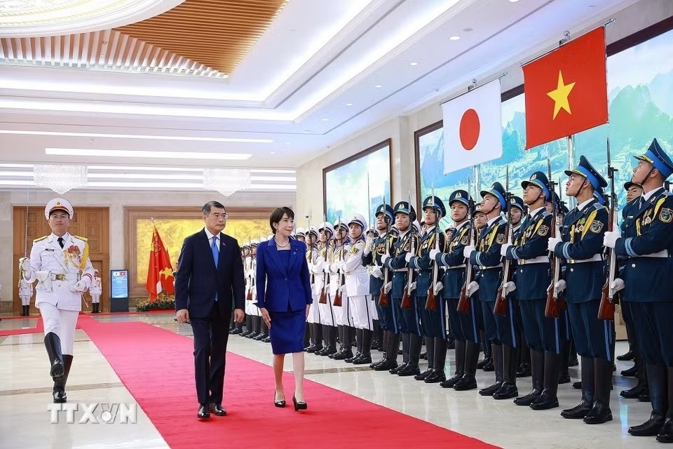 黎明兴和高市早苗检阅越南人民军仪仗队。图自越通社