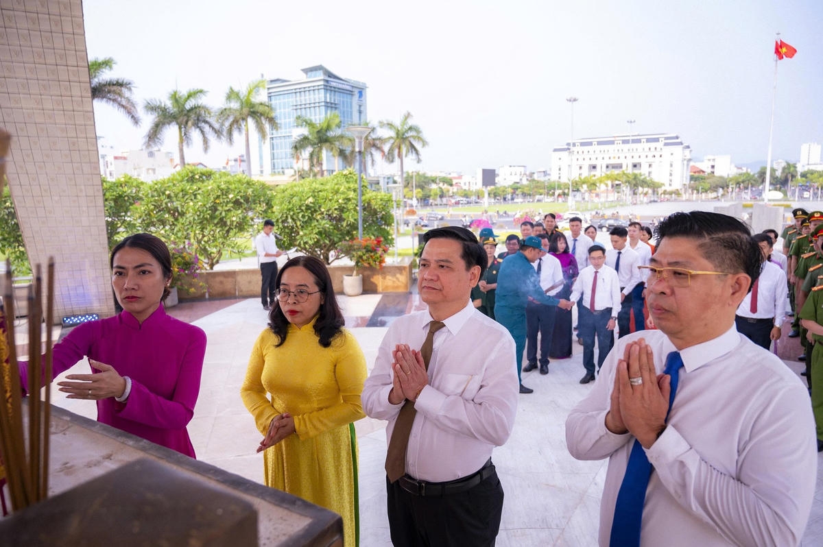 和强坊领导献香。图：玉雅（Ngọc Nhã）