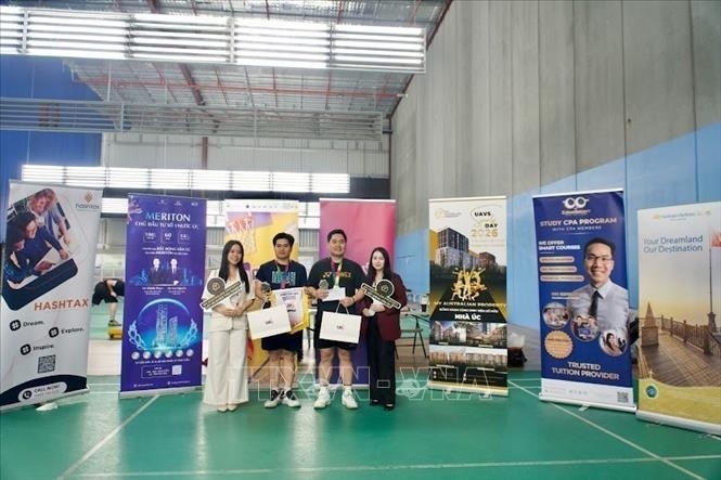 岘港龙桥队获得羽毛球混双冠军。