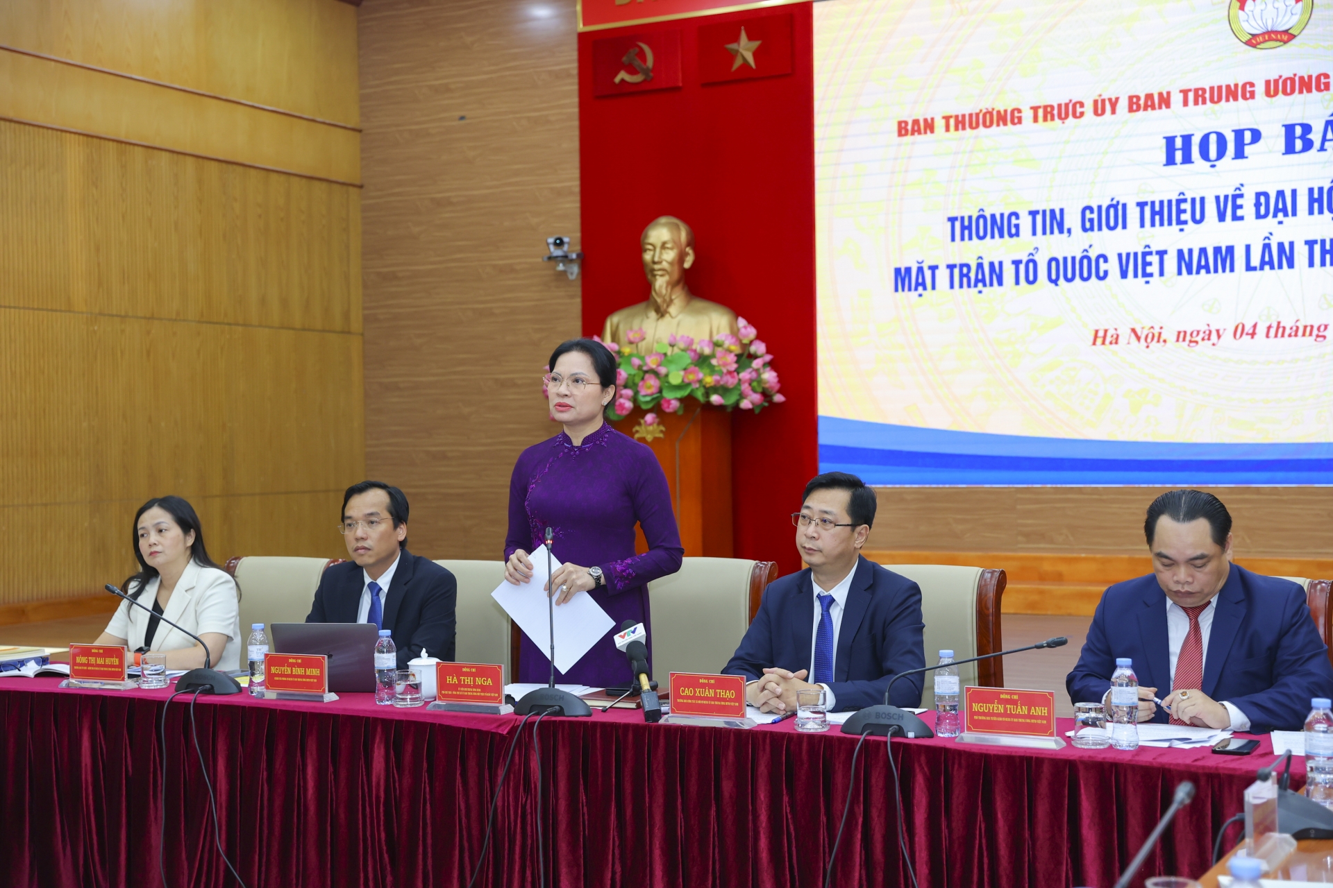 越南共产党中央委员会委员、越南祖国阵线中央委员会副主席兼秘书长河氏娥在新闻发布会上发表讲话。