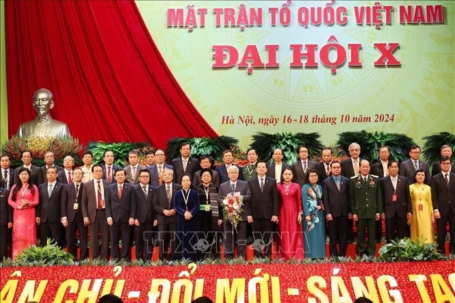 第十届（任期2024-2029年）越南祖国阵线中央委员会主席团亮相大会。（照片：越通社）