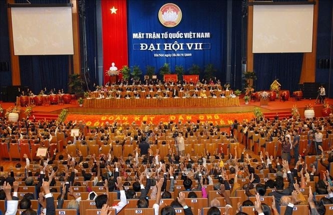 第八届（任期2014-2019年）越南祖国阵线中央委员会主席团亮相大会。第八届越南祖国阵线中央委员会主席为阮善仁先生，副主席兼秘书长为武重金先生。（照片：林庆/越通社）