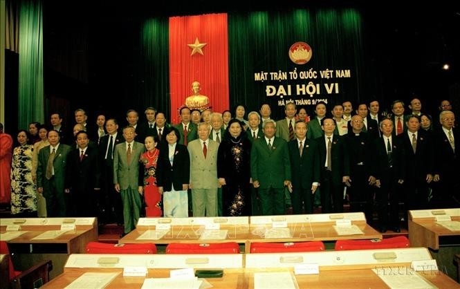 第六届越南祖国阵线中央委员会亮相大会。第六届越南祖国阵线中央委员会主席为范世阅先生，副主席兼秘书长为黄担先生（2004年）。（照片：德八/越通社）