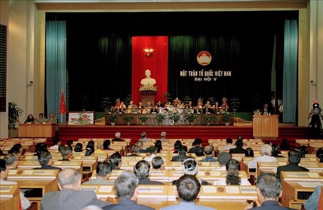 越南祖国阵线第五次全国代表大会于1999年8月26日至28日在河内举行，主题为：“发扬爱国精神、全民族大团结力量，增强民族统一阵线，推进工业化、现代化，建设和保卫越南社会主义祖国”。（照片：春遵/越通社）