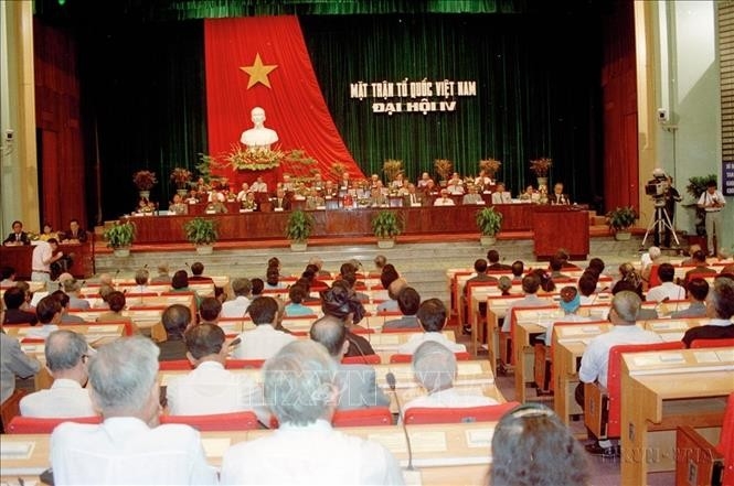从1994年8月17日至19日，越南祖国阵线第四次大会在河内举行。大会选出第四届越南祖国阵线中央委员会委员206人。名誉主席为阮友寿先生；第四届主席为黎光道先生。（照片：明田/越通社）