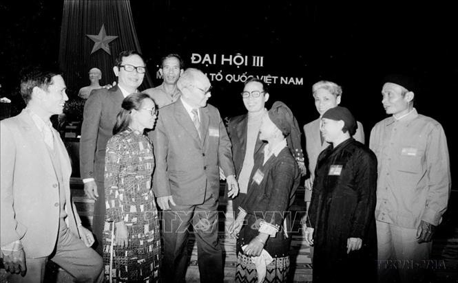 国务委员会主席武志公会见出席于1988年11月2日至4日在河内举行的越南祖国阵线第三次全国代表大会的代表。名誉主席为黄国越先生，主席为阮友寿律师（1988年）。（照片：明田/越通社）