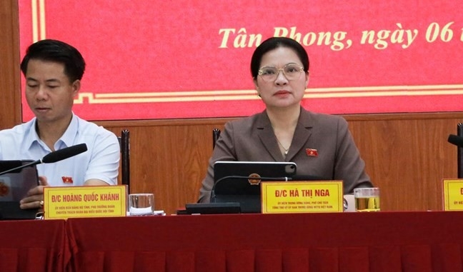 河氏娥倾听新风坊选民的建议。