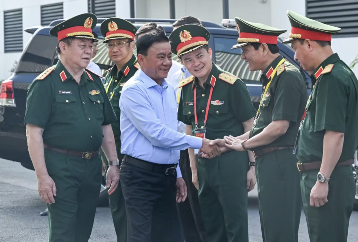 中央书记处常务书记陈锦秀和阮仲义大将视察Viettel集团所属单位。