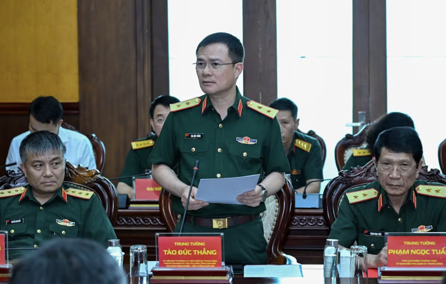 Viettel集团董事长兼总经理曹德胜中将发表讲话，听取第12号检查组的意见。