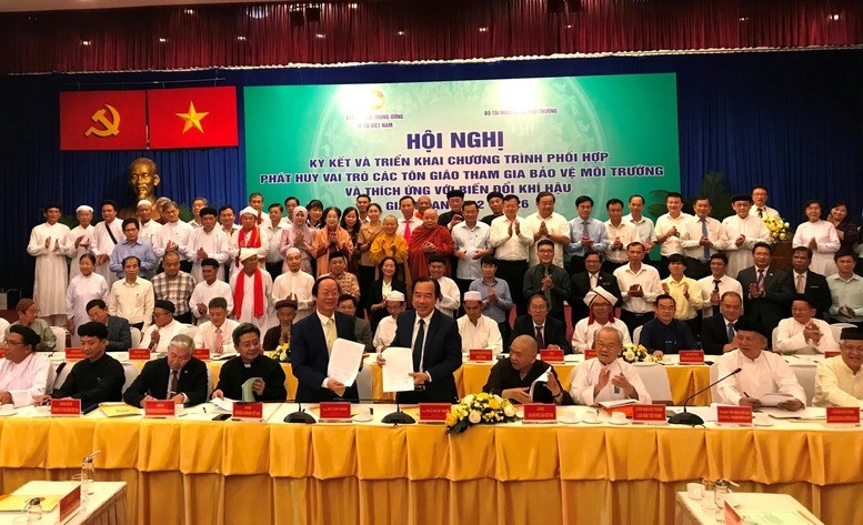 2022年11月在胡志明市，越南祖国阵线中央委员会常务委员会同原资源与环境部（现为农业与环境部）及43个宗教组织签署环境保护协作协议。（照片：政府报）