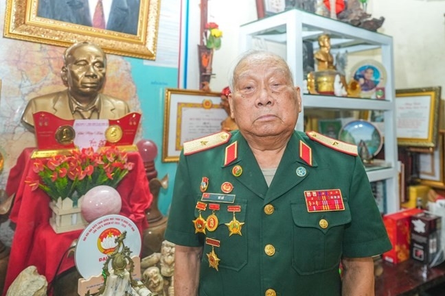 武楚少将——越南长山-胡志明小径传统协会主席。