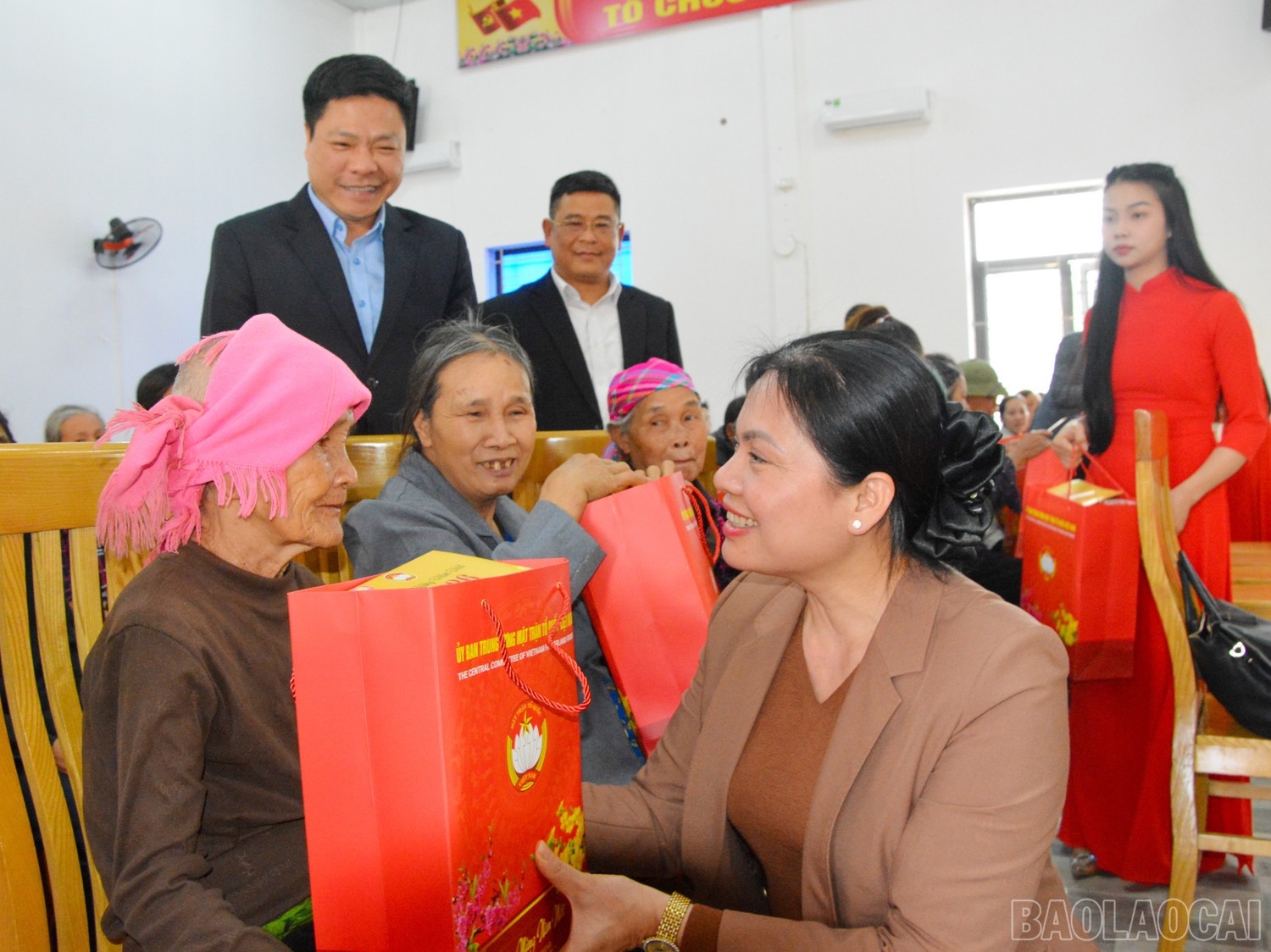 越南共产党中央委员会委员、越南祖国阵线中央委员会副主席兼秘书长河氏娥在2026年丙午年春节之际走访（老街省）洲桂社并赠送春节礼物。（照片：老街报）