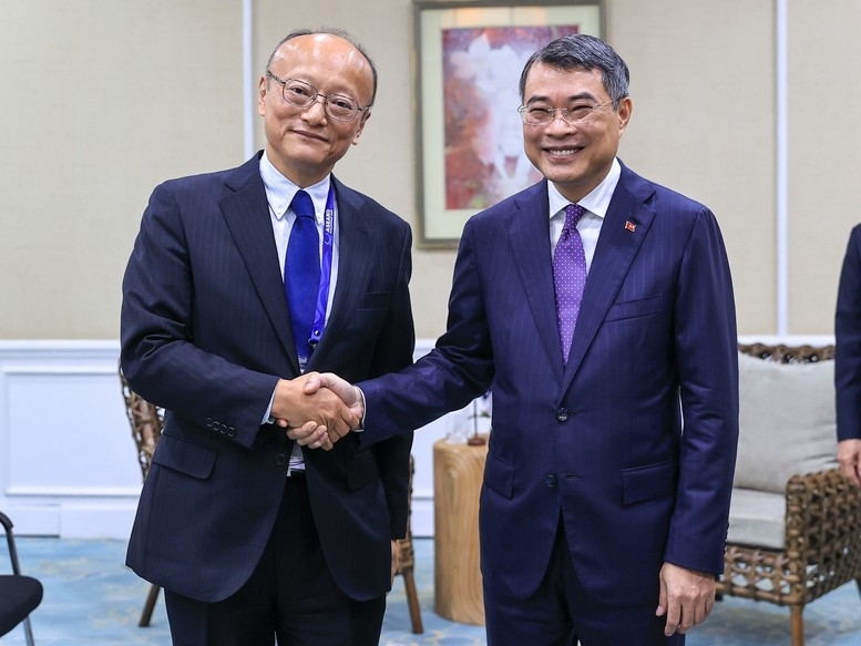 政府总理黎明兴同亚洲开发银行行长神田真人进行双边接触。（照片：VGP/日北）