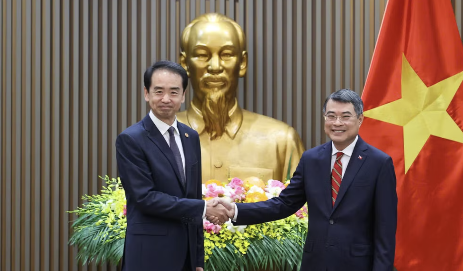 越南政府总理黎明兴会见中国驻越南大使何炜。 越南政府总理黎明兴会见中国驻越南大使何炜。