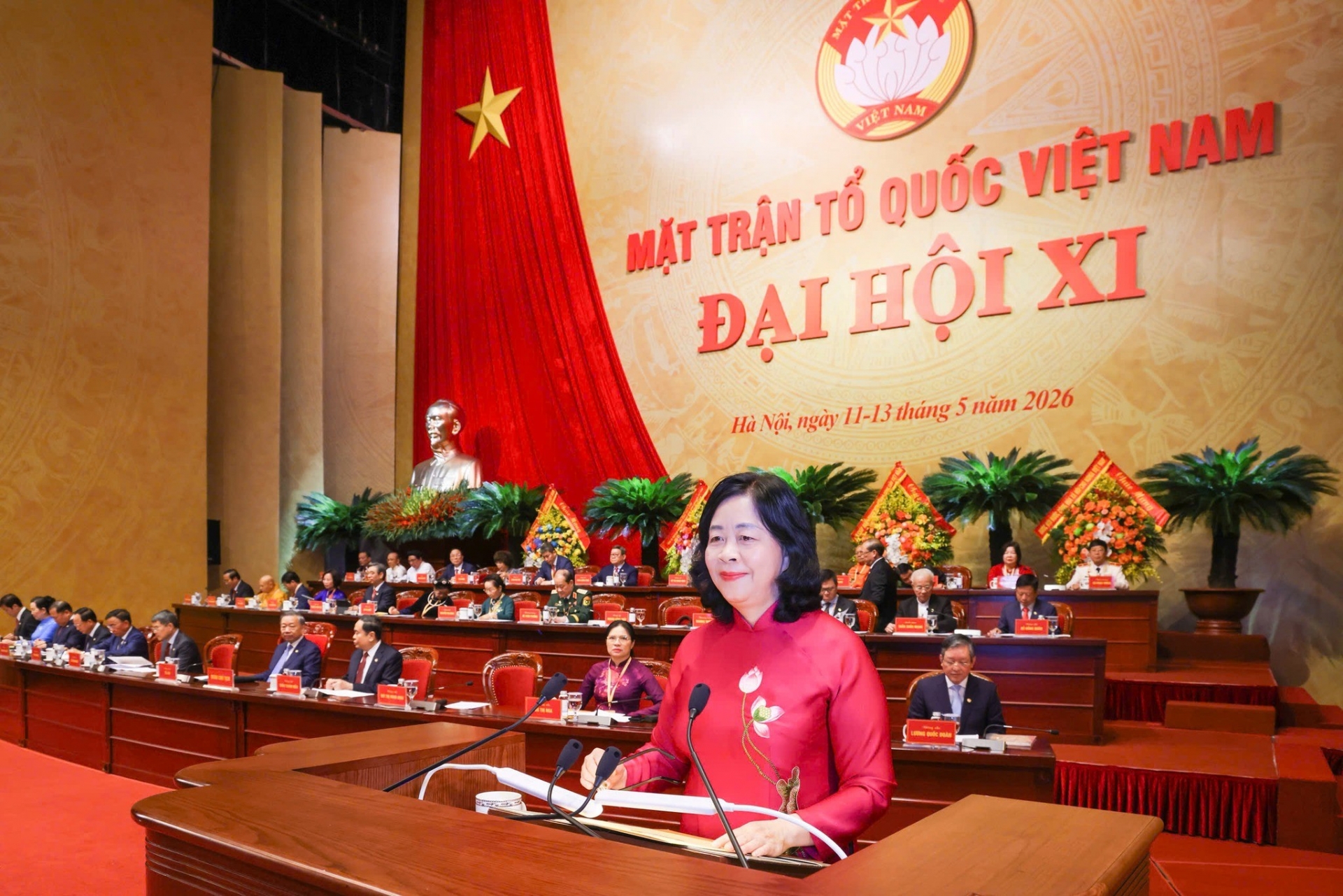 政治局委员、中央书记处书记、越南祖国阵线中央委员会主席裴氏明怀致开幕词。(照片:越南祖国阵线) 政治局委员、中央书记处书记、越南祖国阵线中央委员会主席裴氏明怀致开幕词。(照片:越南祖国阵线)