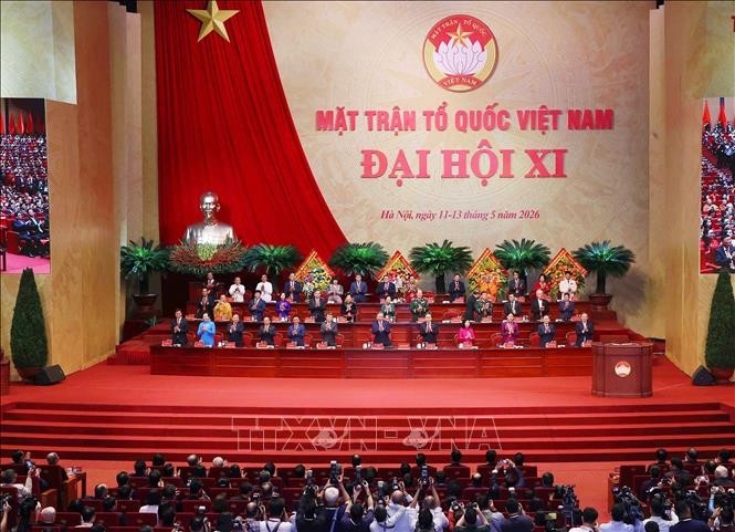 大会主席团主持越南祖国阵线第十一次全国代表大会隆重开幕式。 大会主席团主持越南祖国阵线第十一次全国代表大会隆重开幕式。