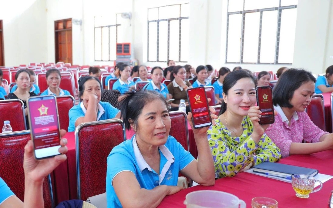 蓝城社妇女联合会组织会议,指导干部、会员及广大当地群众参加 2026 年 5 月的“数字普及教育”活动。(图:越南妇女报) 蓝城社妇女联合会组织会议,指导干部、会员及广大当地群众参加 2026 年 5 月的“数字普及教育”活动。(图:越南妇女报)