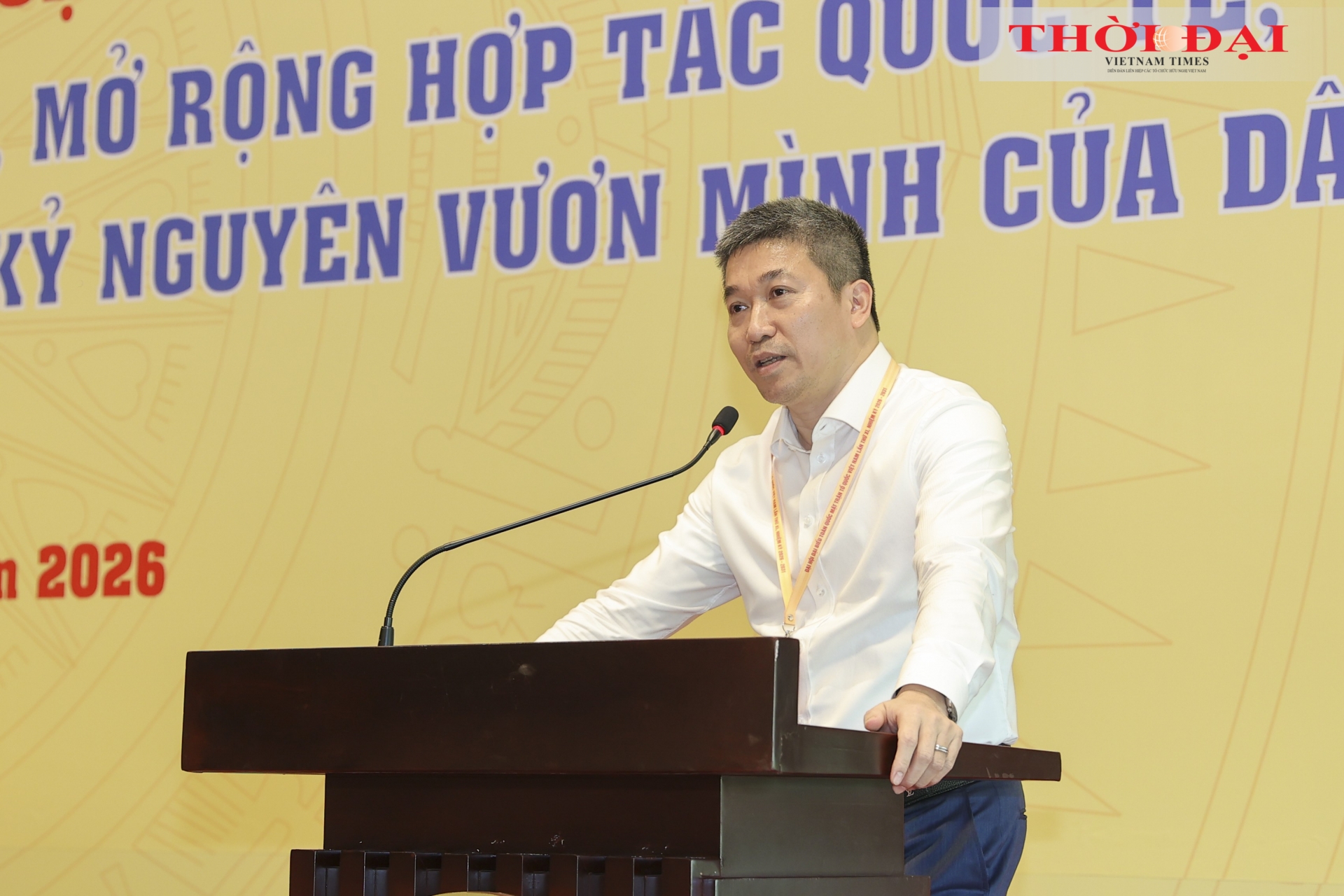 越南友好组织联合会主席潘英山在第4讨论中心发表意见。（照片：丁和）