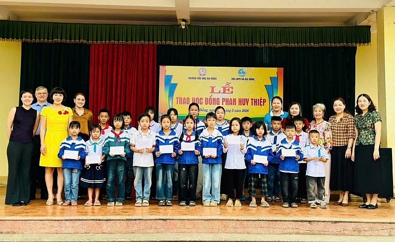 潘碧善博士向义安省大同社清兴小学的学生捐赠20份奖学金。（照片：受访者提供）