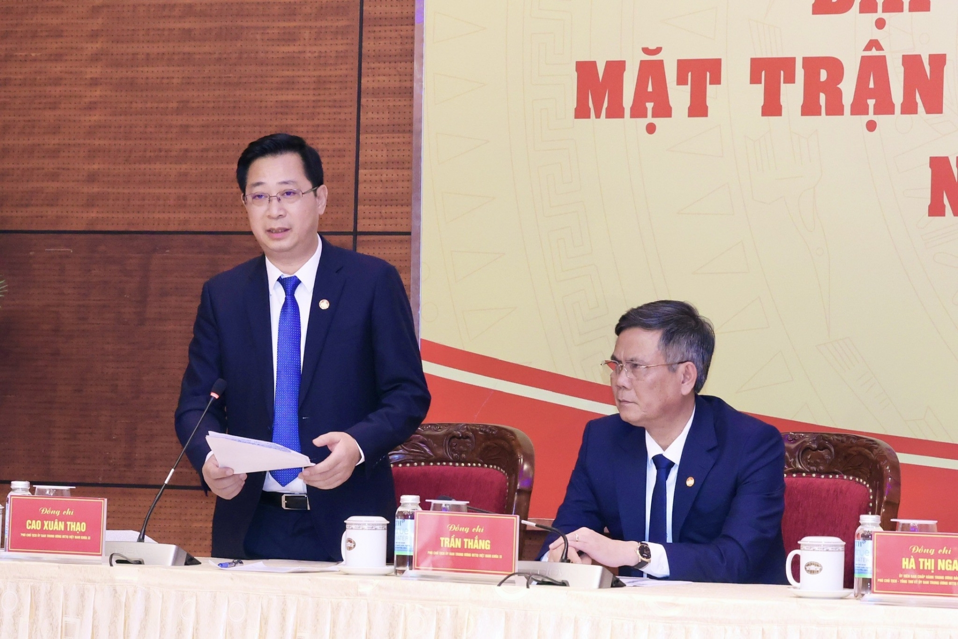 越南祖国阵线中央委员会副主席高春草在发布会上交流。（照片：越南祖国阵线）