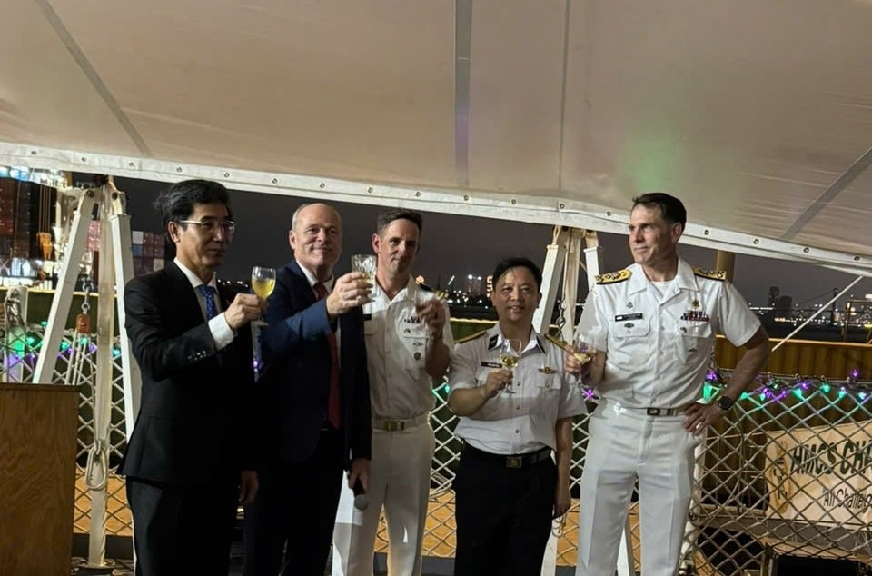 欢迎加拿大皇家海军（HMCS）“夏洛特敦”号友好访问岘港市的招待会。（照片：阮能晓）