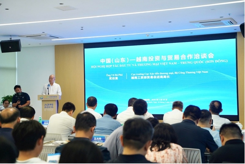 贸易促进局局长武霸富在会议上发表讲话。 贸易促进局局长武霸富在会议上发表讲话。