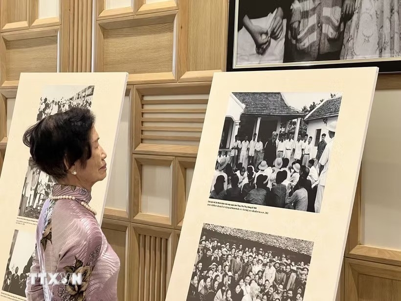 2025年,在泰国乌隆府举行的“胡志明——时代象征:越南-泰国友谊之桥”展览上,一名旅泰越侨在瞻仰关于胡伯伯的资料照片时感慨万千。(照片:杜生/越通社) 2025年,在泰国乌隆府举行的“胡志明——时代象征:越南-泰国友谊之桥”展览上,一名旅泰越侨在瞻仰关于胡伯伯的资料照片时感慨万千。(照片:杜生/越通社)