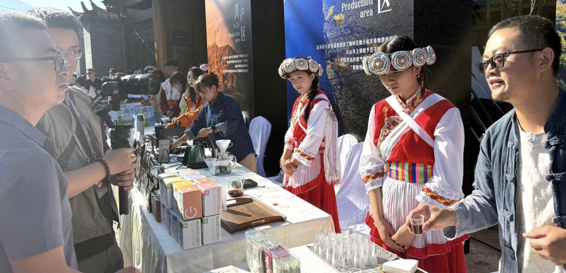 越南国家旅游局领导和丽江市政府参观两国遗产图片展。