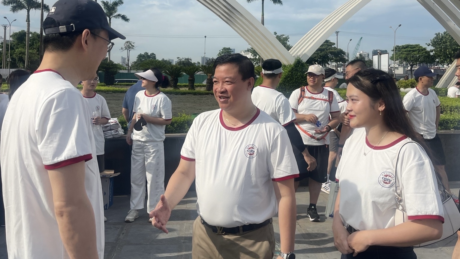 步履不停续友谊：'万马奔腾·共赴新程'健步走活动在河内圆满举行