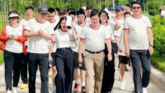 步履不停续友谊：