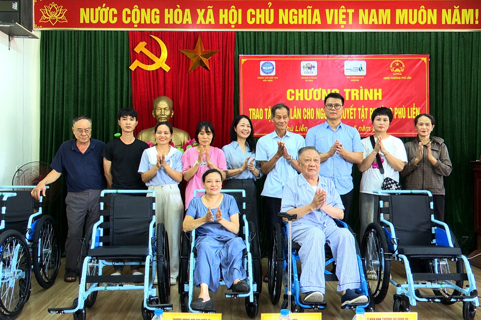 海防市扶辇坊领导与城市友好合作中心代表向辖区内残疾人赠送轮椅。（照片：海防市电子信息门户网站）