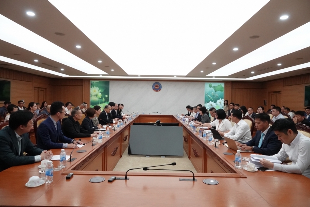 中国企业家代表团访问并与财政部举行工作会议。