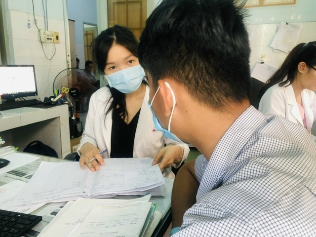 为患者提供艾滋病治疗咨询。(照片:KT) 为患者提供艾滋病治疗咨询。(照片:KT)