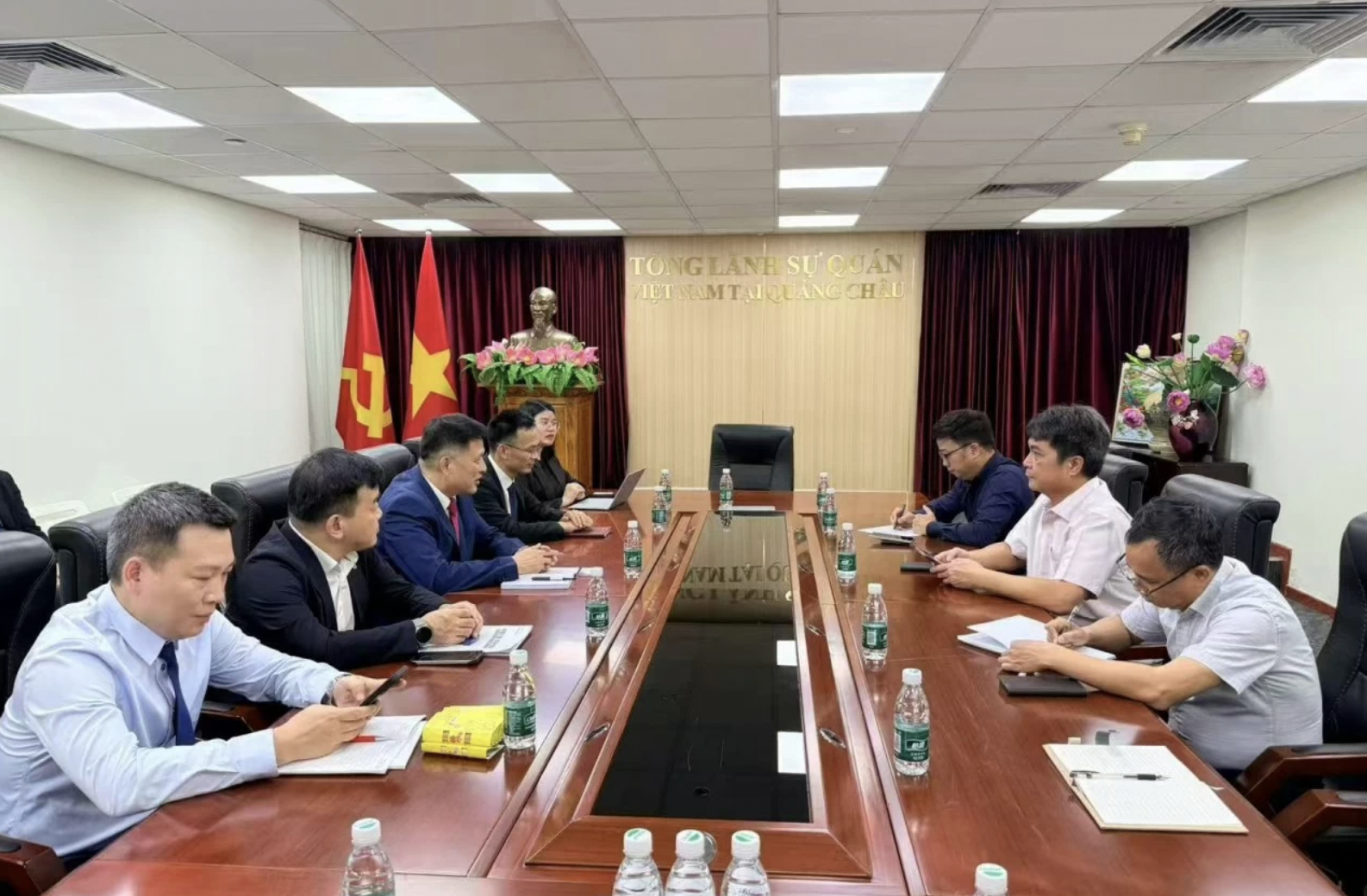 总领事阮越勇与阳江市外事办公室主任曾超群举行工作会议。 总领事阮越勇与阳江市外事办公室主任曾超群举行工作会议。